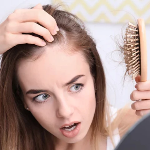 العناية بفروة الرأس: الحل لتساقط الشعر اثناء الرضاعة