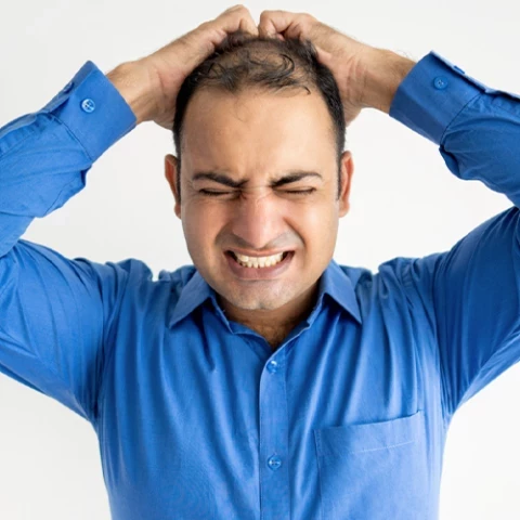 تساقط الشعر من مقدمة الرأس: الأسباب والعلاجات المبتكرة