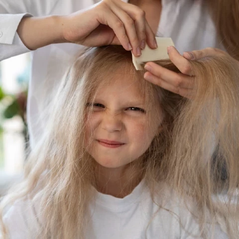 سبب تساقط الشعر عند الاطفال وطرق التعامل معه